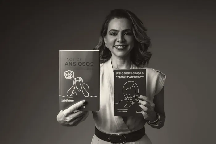 Keli Rodrigues segurando seus livros
