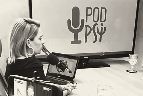 Keli Rodrigues durante gravação de podcast