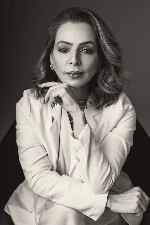Keli Rodrigues em retrato de estúdio
